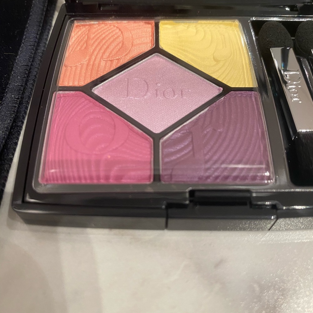 Mini eye shadow pallet